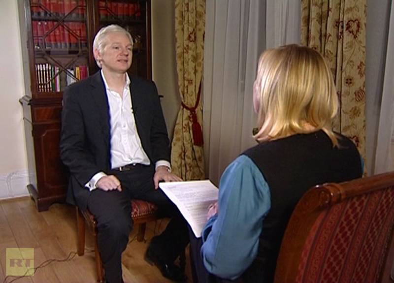 WikiLeaks founder Julian Assange talking to RT′s Laura Smith at the embassy of Ecuador in London, UK (video still)